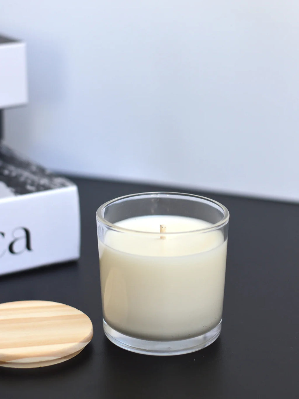 vela aromatica perfumada aroma baunilha copo vidro transparente reutilizavel com tampa de madeira